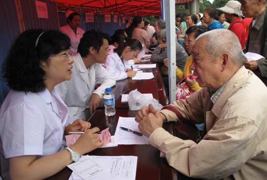 昆明市中醫醫院舉辦“冬病夏治”大型健康科普活動，融合傳統智慧與現代咨詢